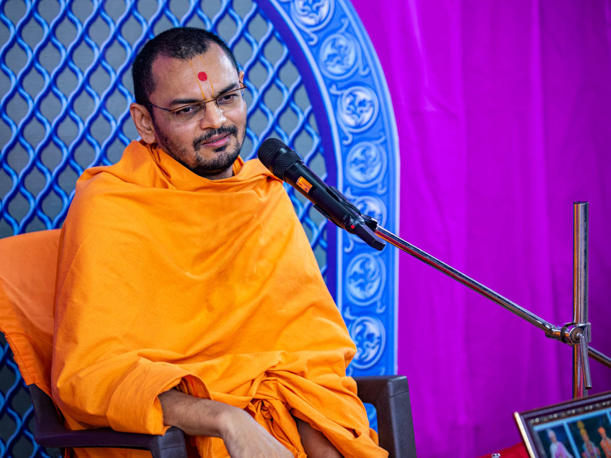 Brahmanayan Swami addresses the morning satsang assembly