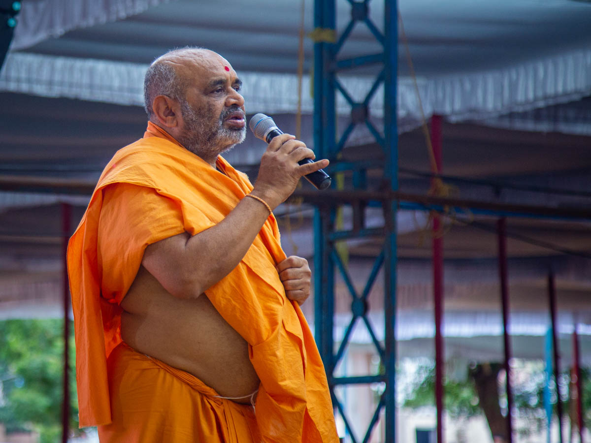 Bhagwatcharan Swami addresses the assembly