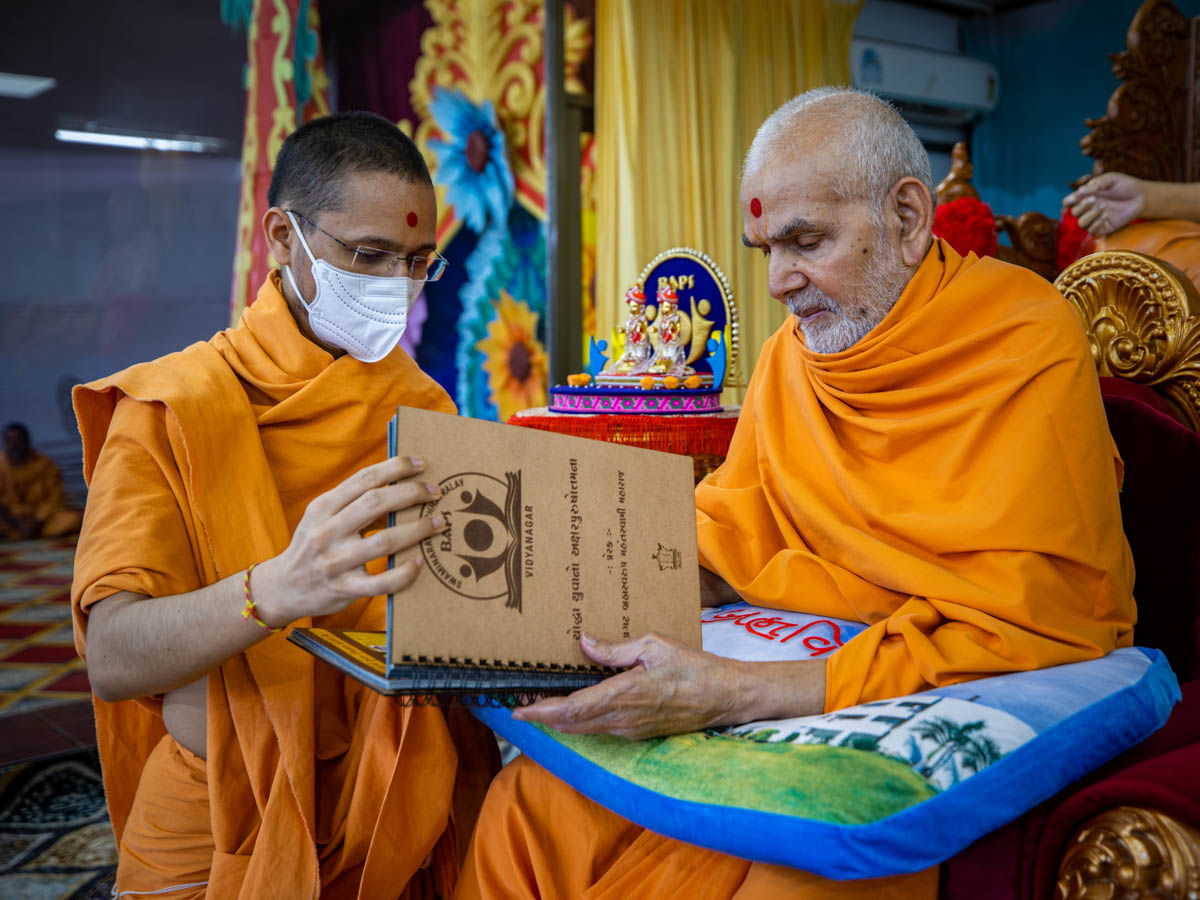 Swamishri sanctifies a report book