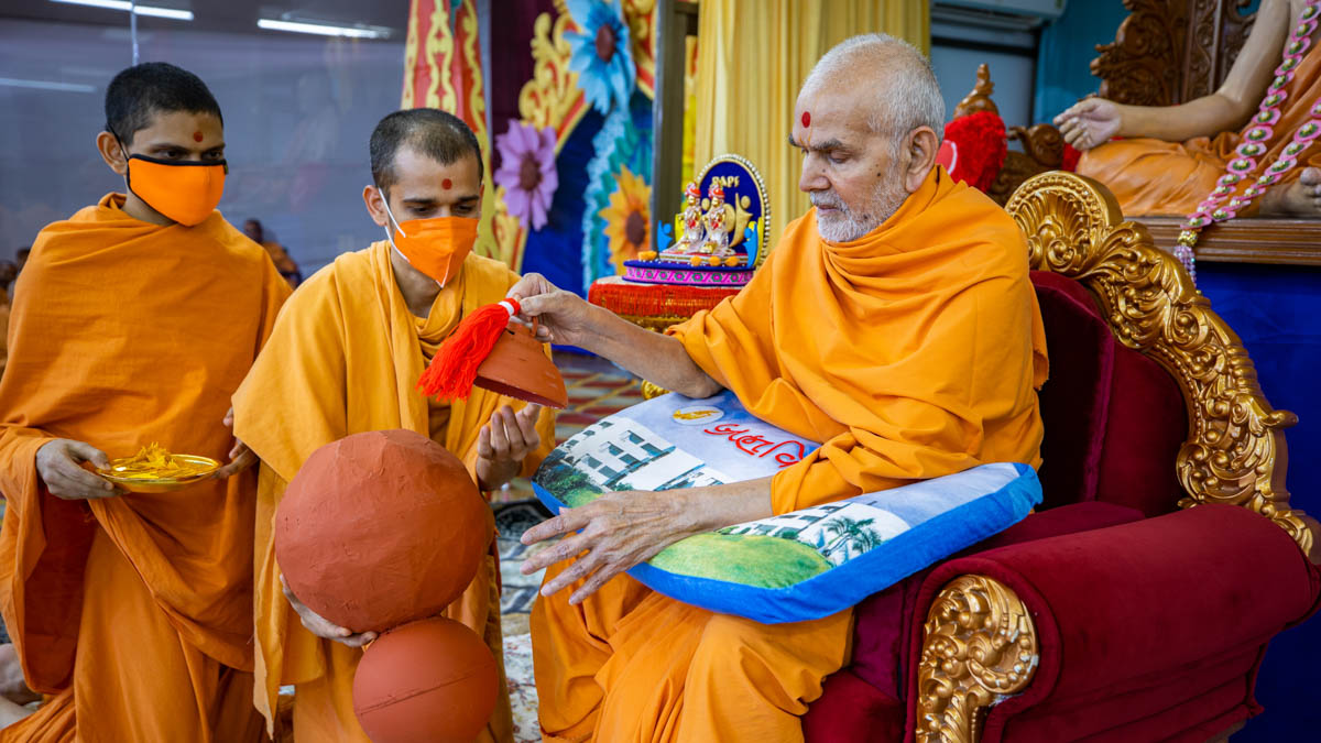 Swamishri sanctifies prayers written by youths