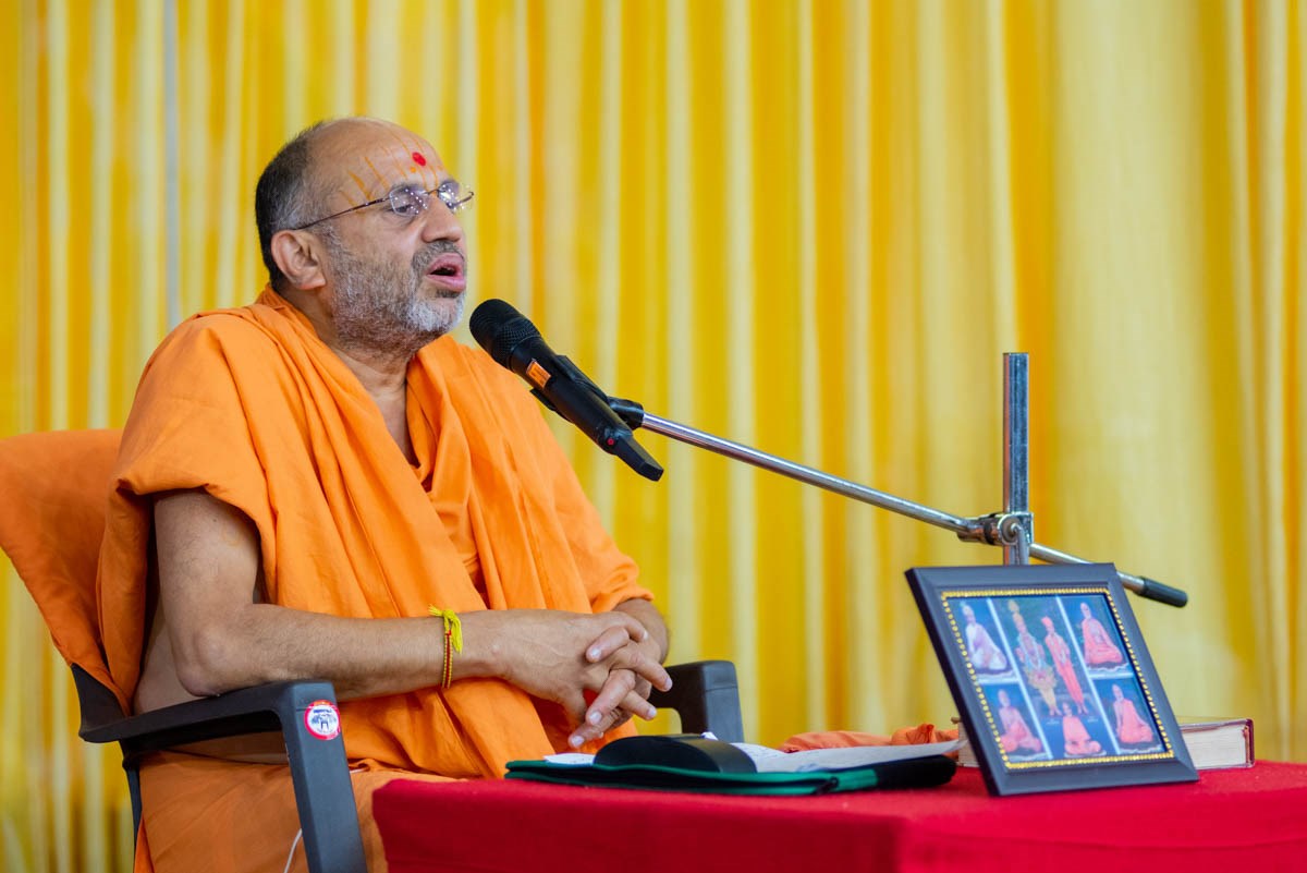 Narayancharan Swami addresses the morning satsang assembly