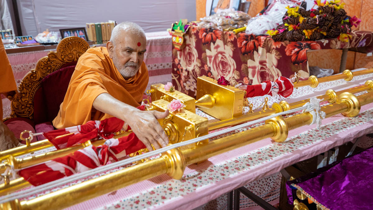 Swamishri sanctifies flagstaffs