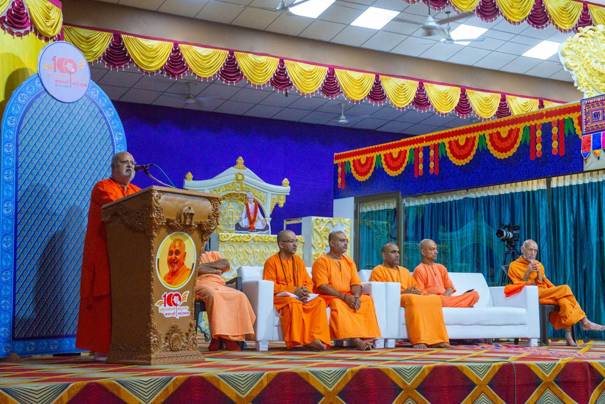 Sadhus from Shri Santram Mandirs during the evening satsang assembly