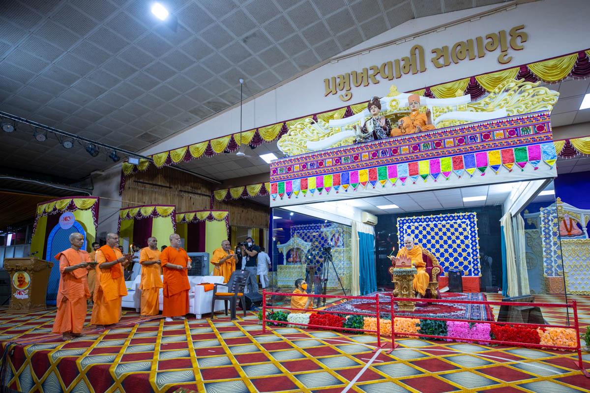 Swamishri and sadhus perform the arti