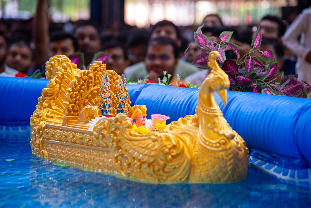 Shri Harikrishna Maharaj and Shri Gunatitanand Swami on a boat