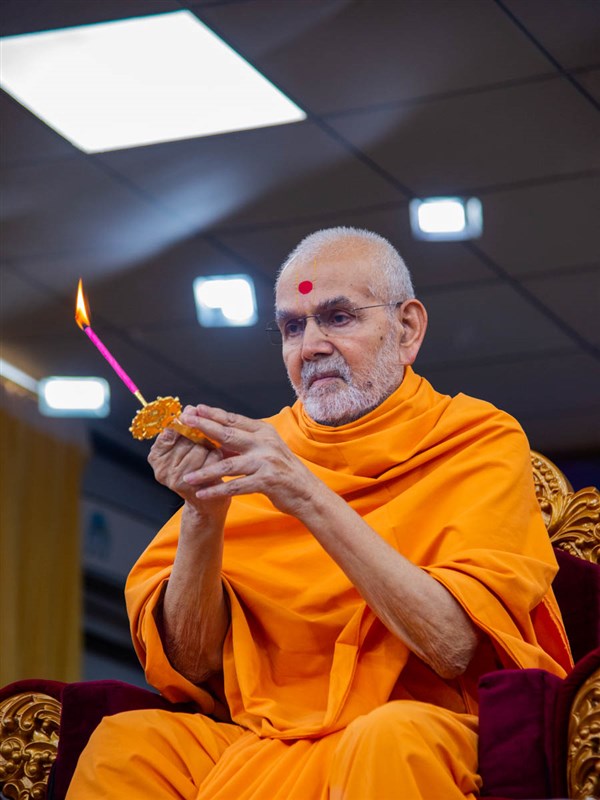 Swamishri performs the final celebration arti