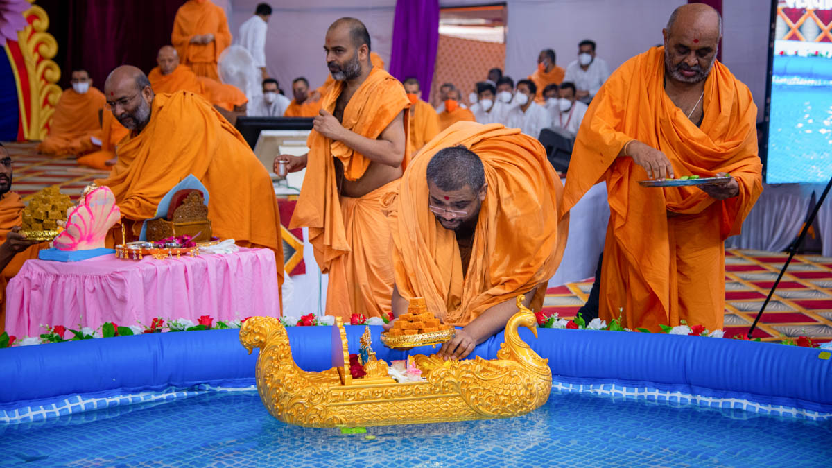 A sadhu offers thal to Shri Harikrishna Maharaj and Shri Gunatitanand Swami