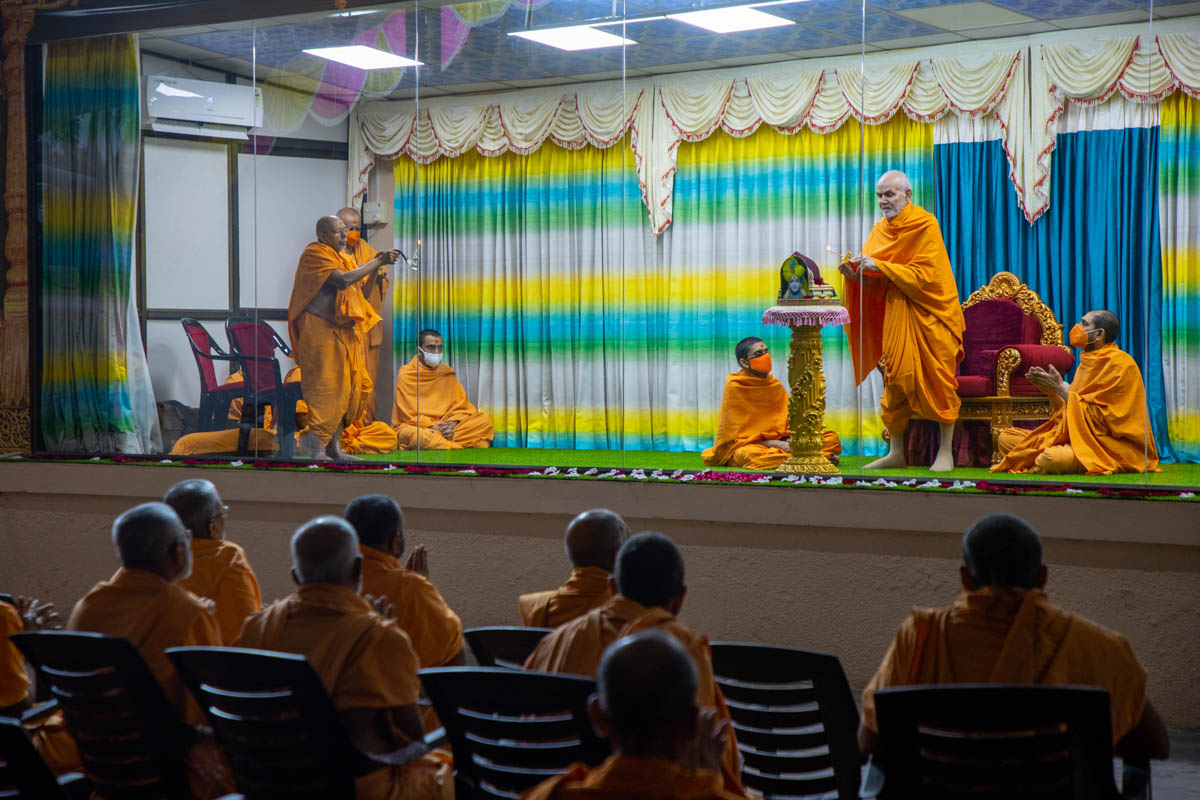 Param Pujya Mahant Swami Maharaj and Pujya Tyagvallabh Swami perform the morning arti