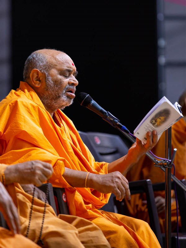 Bhagwatcharan Swami sings a kirtan in Swamishri's daily puja