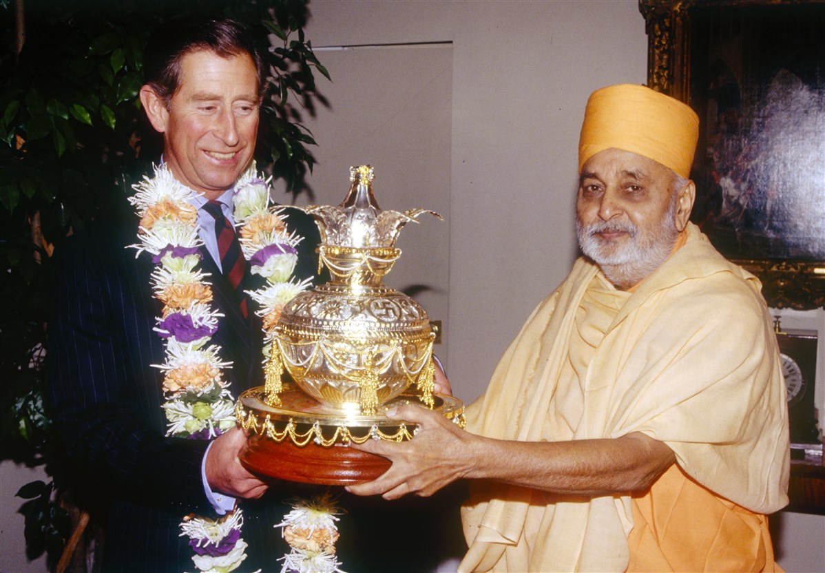 His Majesty met His Holiness Pramukh Swami Maharaj at St James’s Palace in 1997