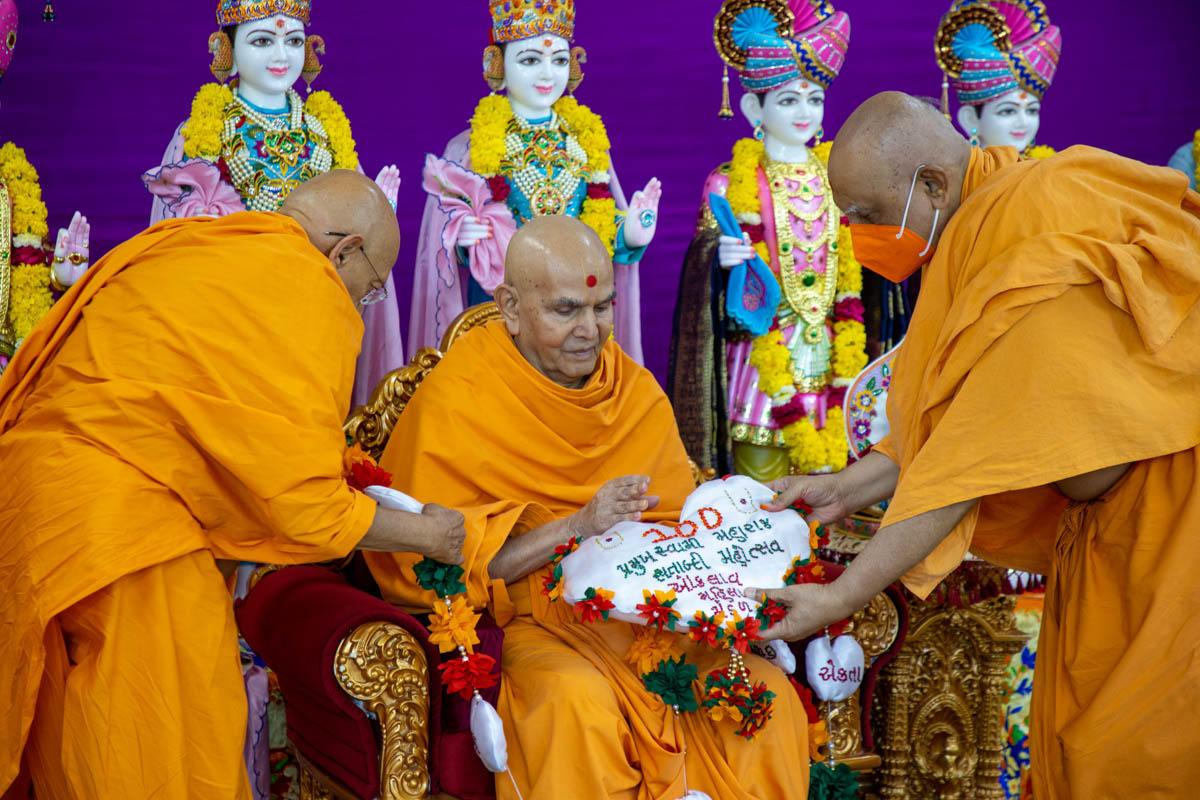 Pujya Tyagvallabh Swami and Atmaswarup Swami honor Swamishri with a garland