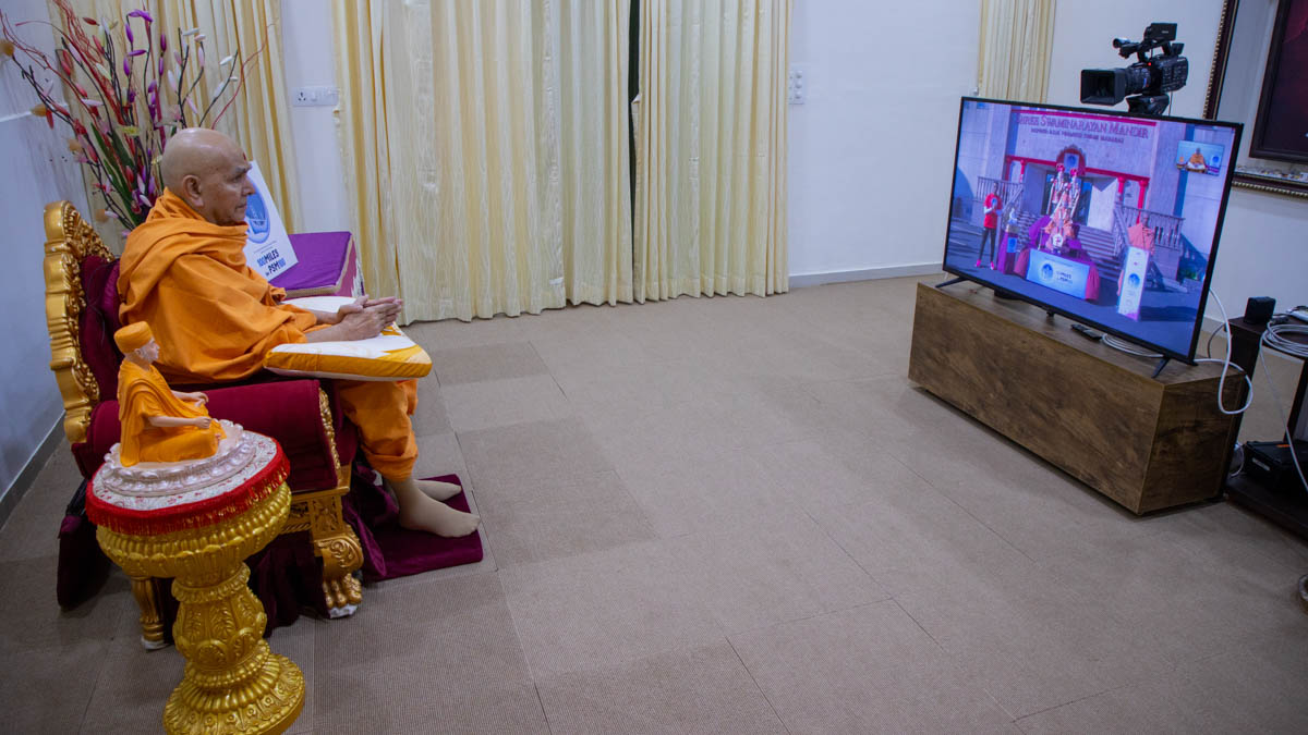 Swamishri during the assembly for the '100 Miles for PSM 100' walk by Shri Jayesh Patel via video conference