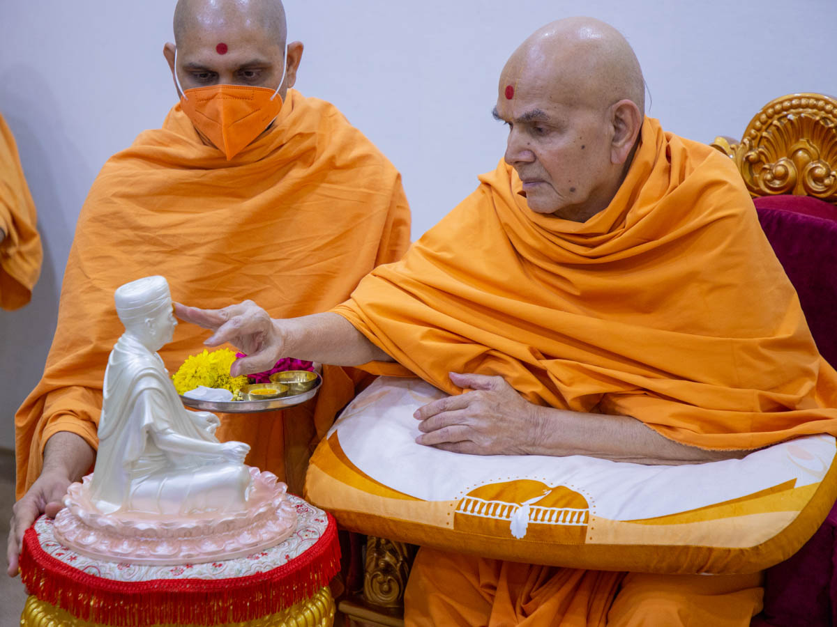 Swamishri performs pujan of Brahmaswarup Pramukh Swami Maharaj