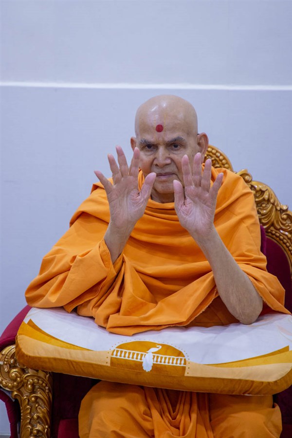 Swamishri blesses Shri Jayesh Patel