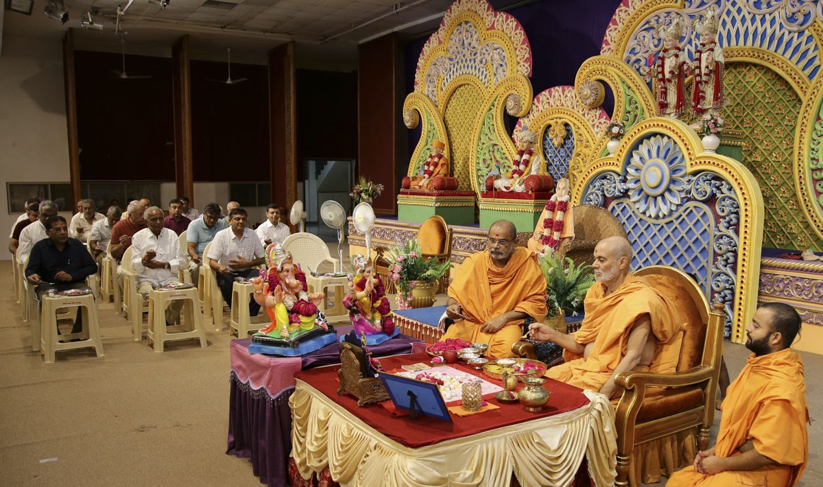 Pujya Viveksagar Swami performs the mahapuja rituals for the first pillar of Brahmaswarup Pramukh Swami Maharaj's Smruti Mandir, Sarangpur
