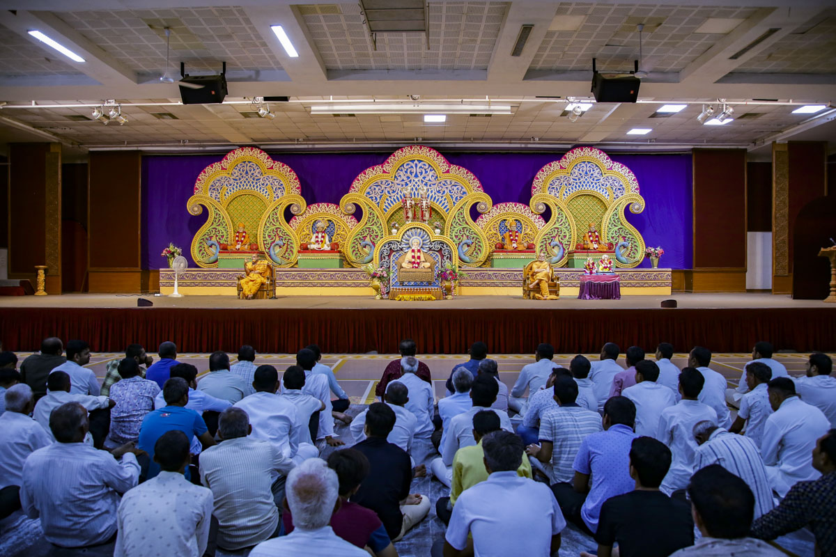 Gnaneshwar Swami addresses the assembly