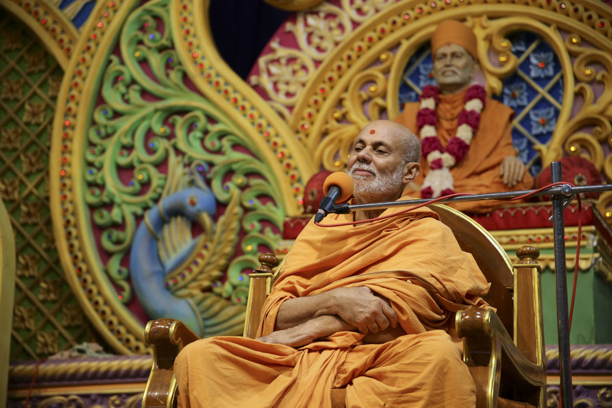 Pujya Viveksagar Swami addresses the assembly