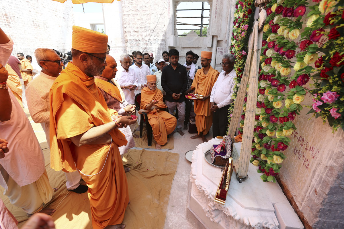 Pujya Viveksagar Swami and Gnaneshwar Swami perform pujan rituals