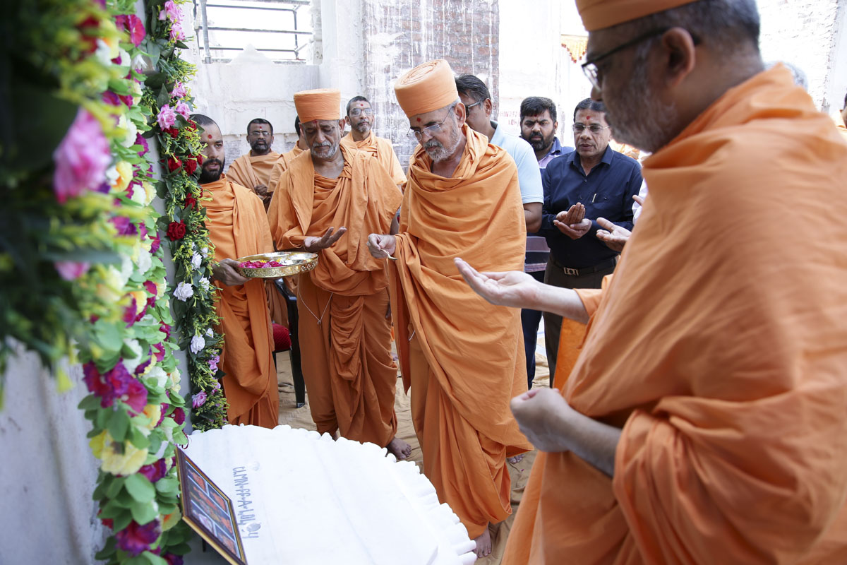 Sadhus perform pujan rituals