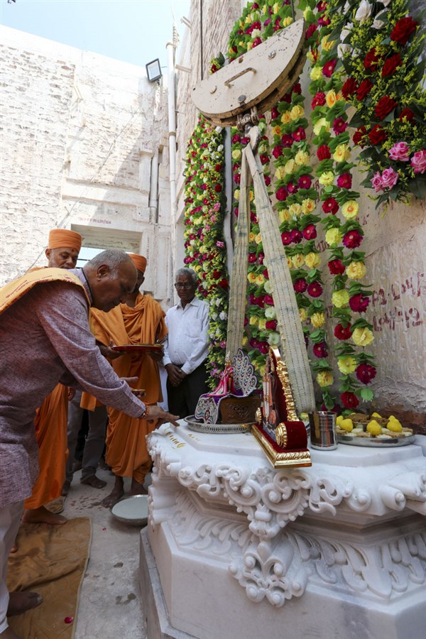 A devotee performs pujan of the first pillar