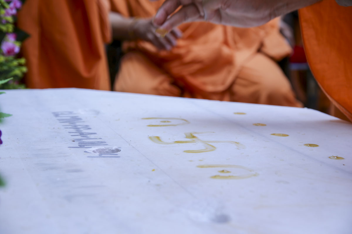 Pujya Viveksagar Swami performs pujan of the first pillar
