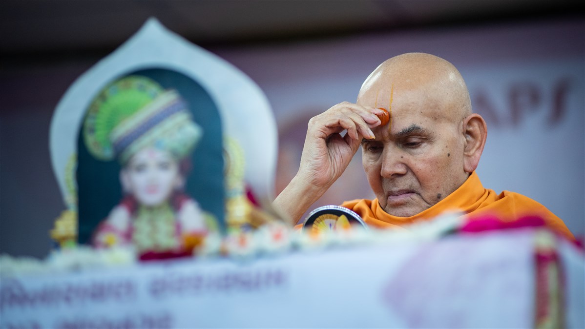 Param Pujya Mahant Swami Maharaj applies a chandlo on his forehead