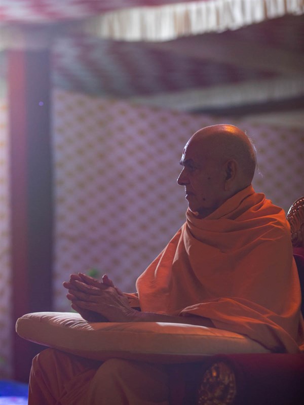 Swamishri greets all with folded hands in the evening assembly