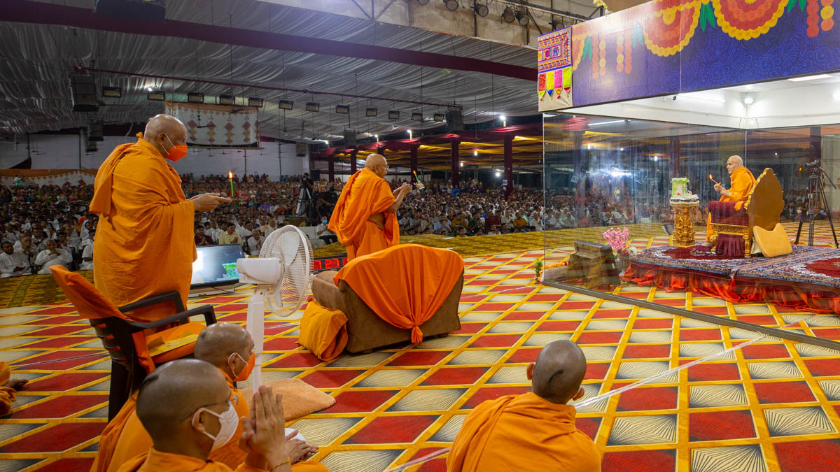 Swamishri, Pujya Tyagvallabh Swami and Atmaswarup Swami perform the arti