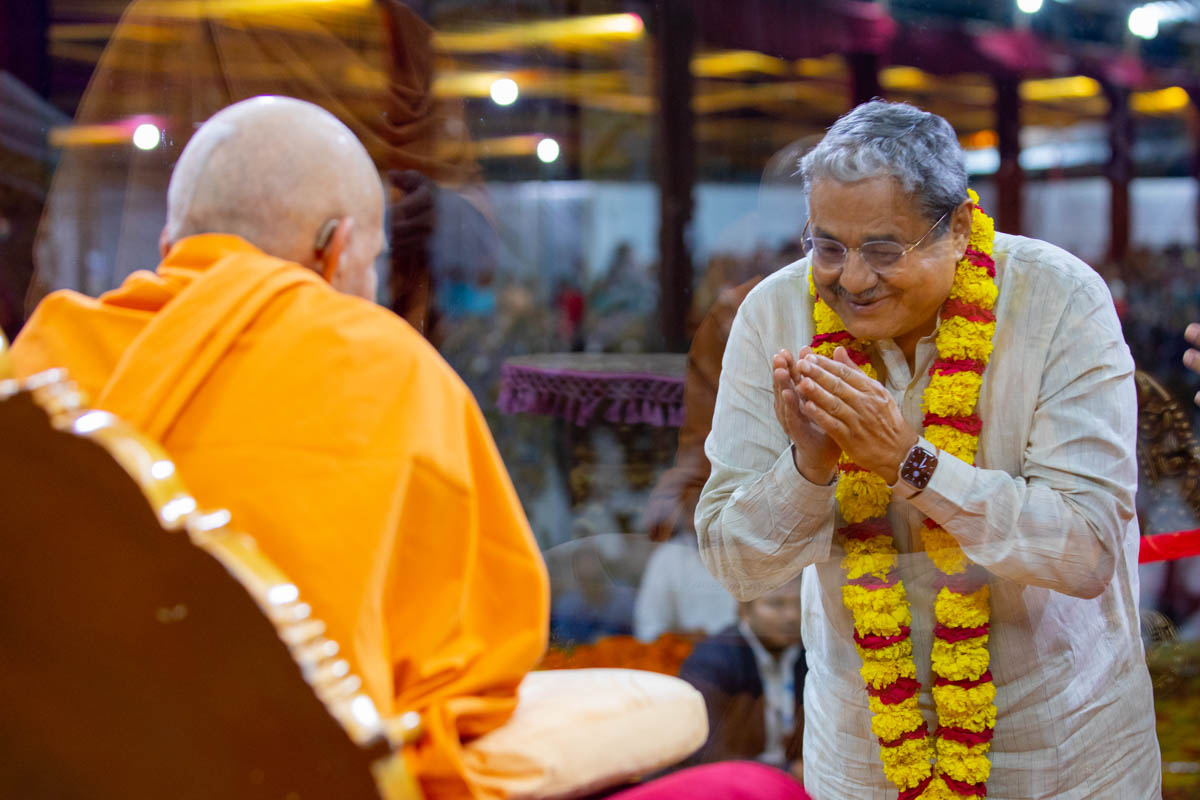 An invited guest doing samip darshan of Swamishri