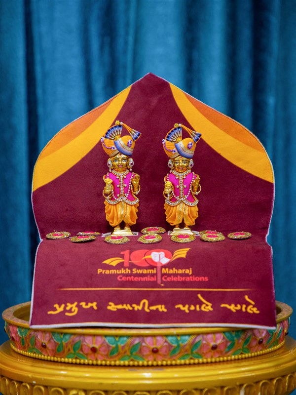 Shri Harikrishna Maharaj and Shri Gunatitanand Swami during the evening satsang assembly