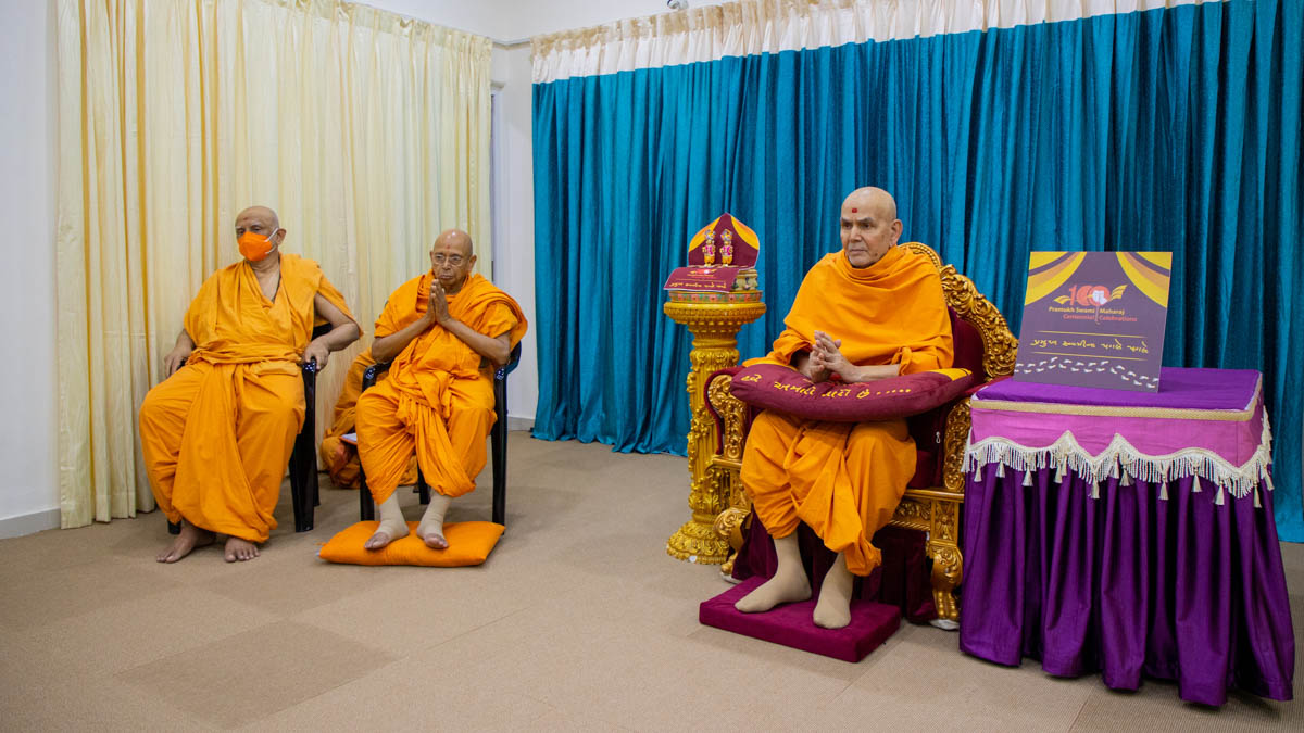 Swamishri, Pujya Tyagvallabh Swami and Atmaswarup Swami during the North America Sampark Prerna Webinar