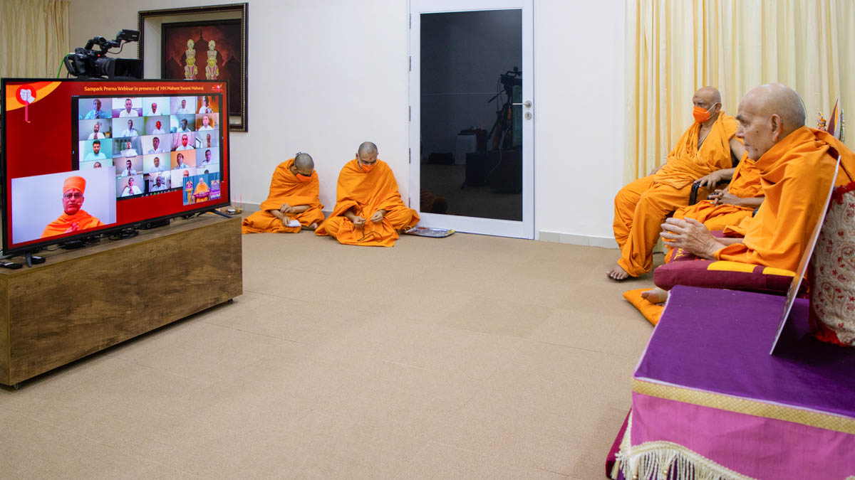 Swamishri attends the assembly via video conference