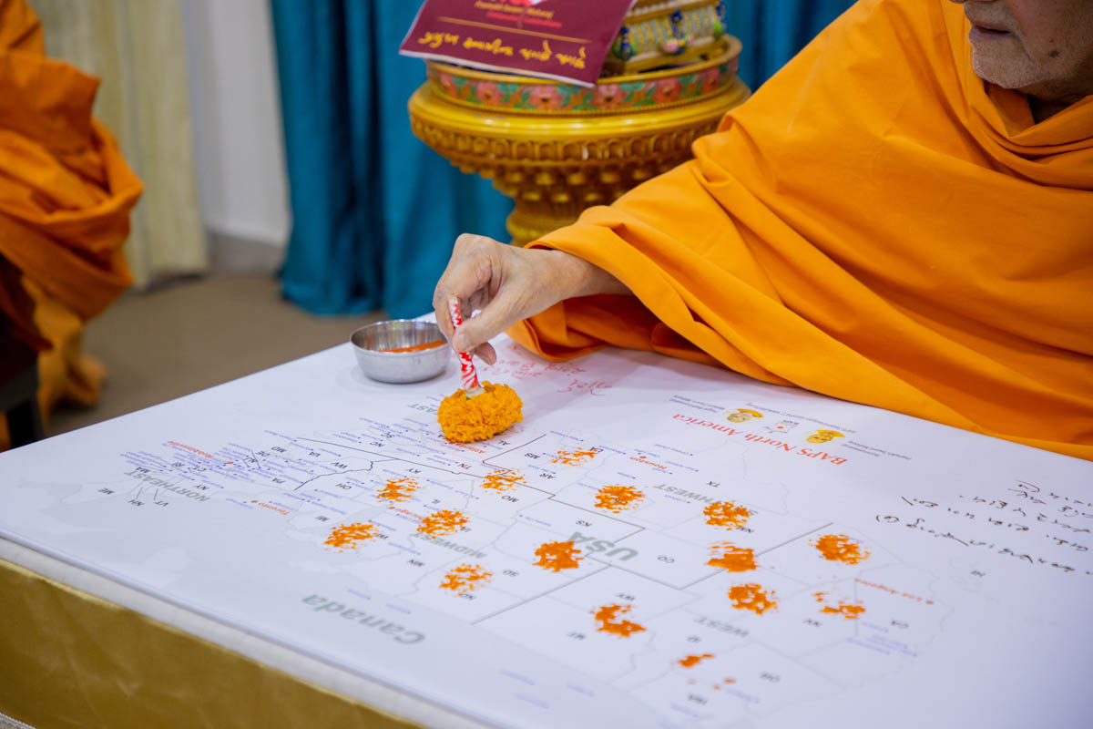 Swamishri sanctifies a plan