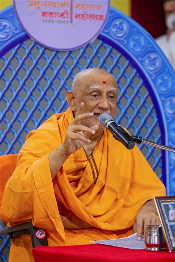 Atmaswarup Swami addresses the Swamishri's 89th Janma Jayanti celebration (by date) assembly in the morning