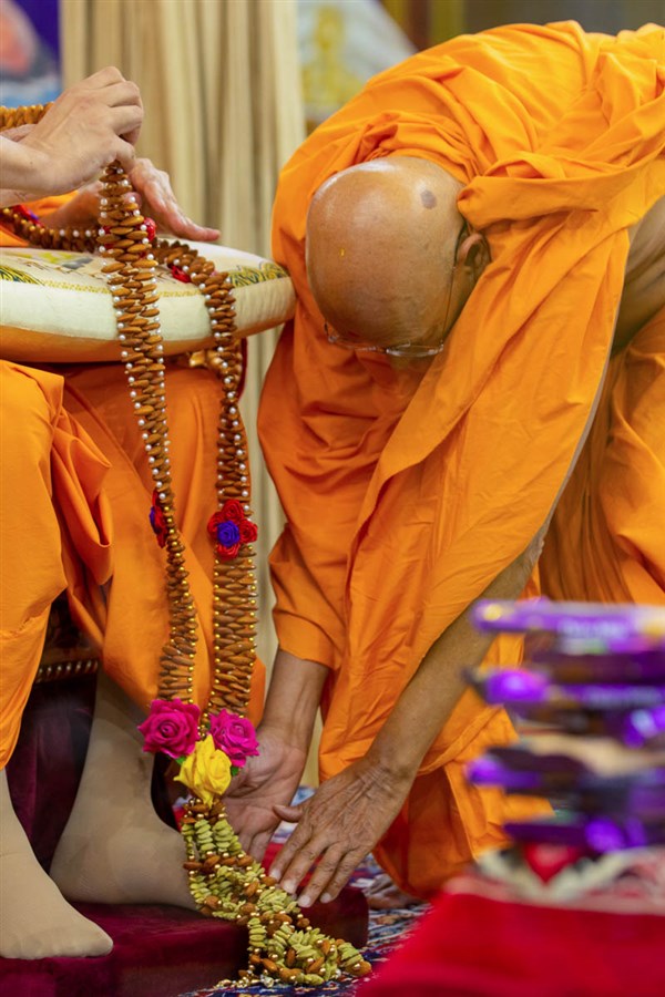 On Swamishri's 89th birthday (by date), Pujya Tyagvallabh Swami honors Swamishri with a garland