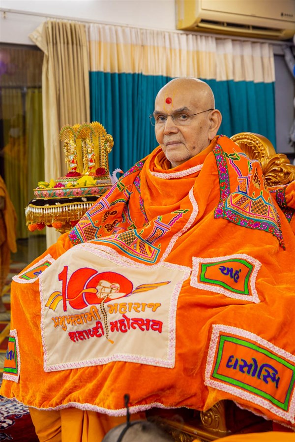 Swamishri honored with a shawl