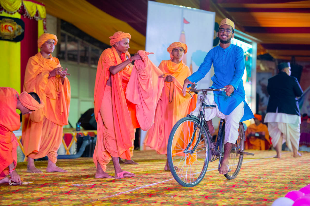 A skit presentation by youths in the Shastriji Maharaj Smruti Parva assembly in the evening