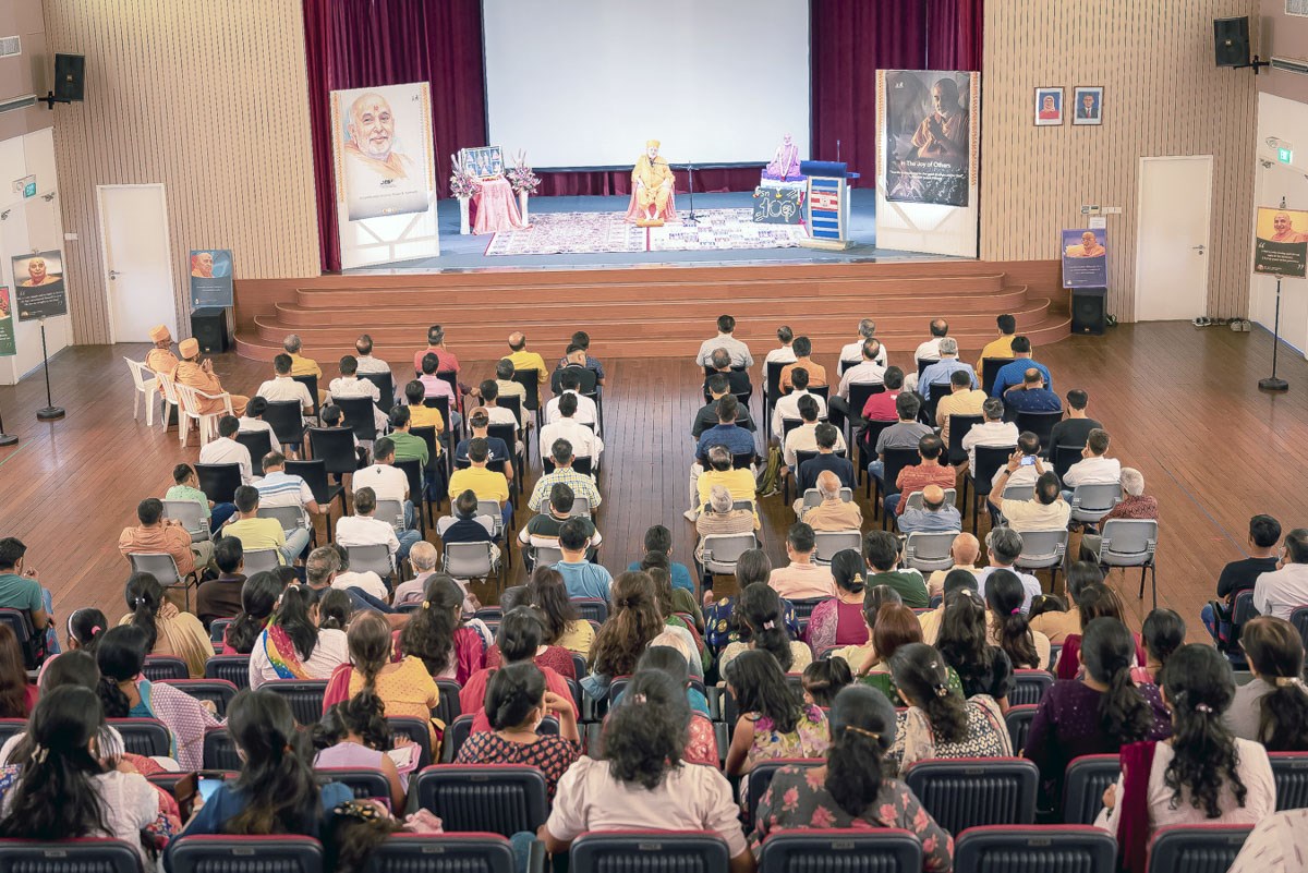 Pujya Ishwarcharan Swami addresses the assembly