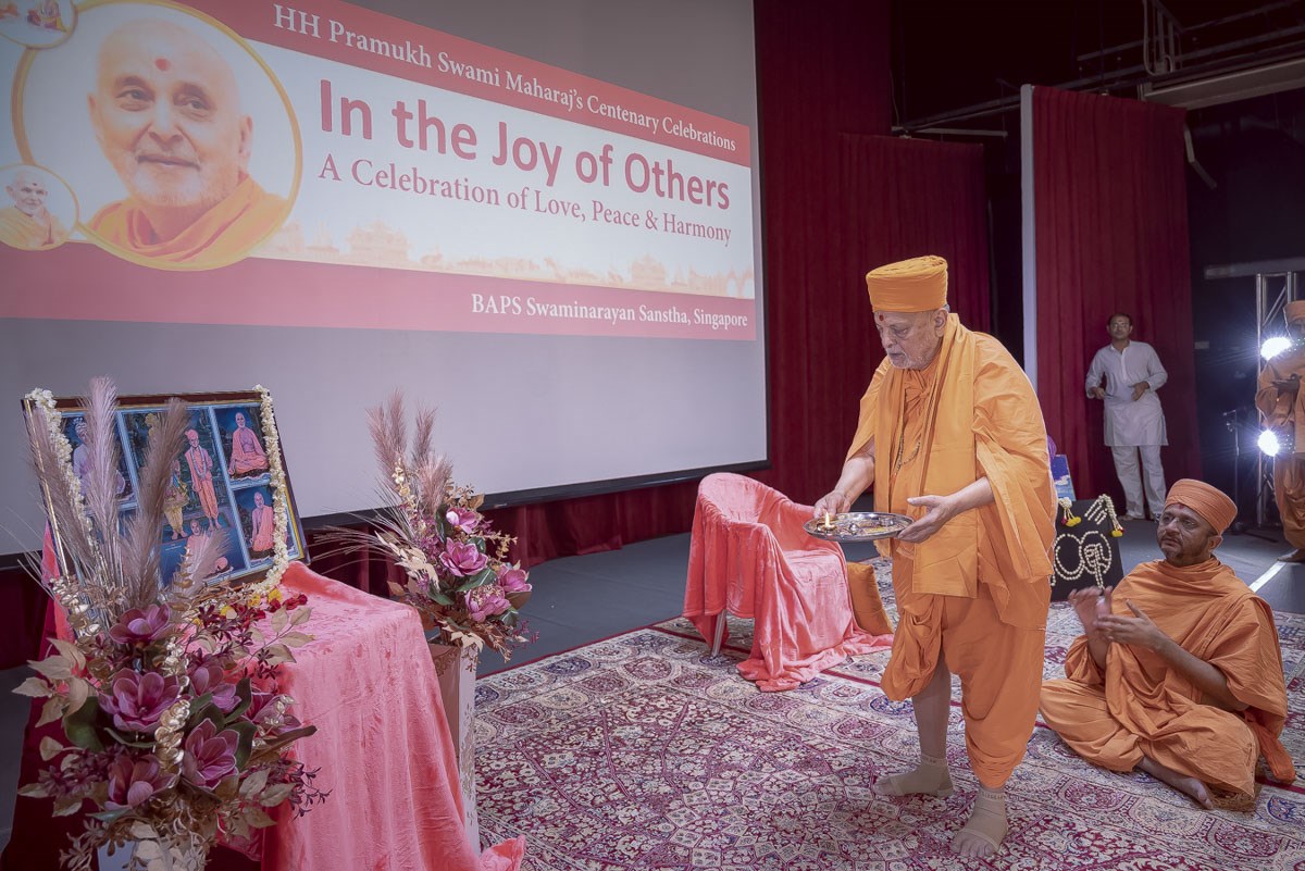 Pujya Ishwarcharan Swami performs the arti