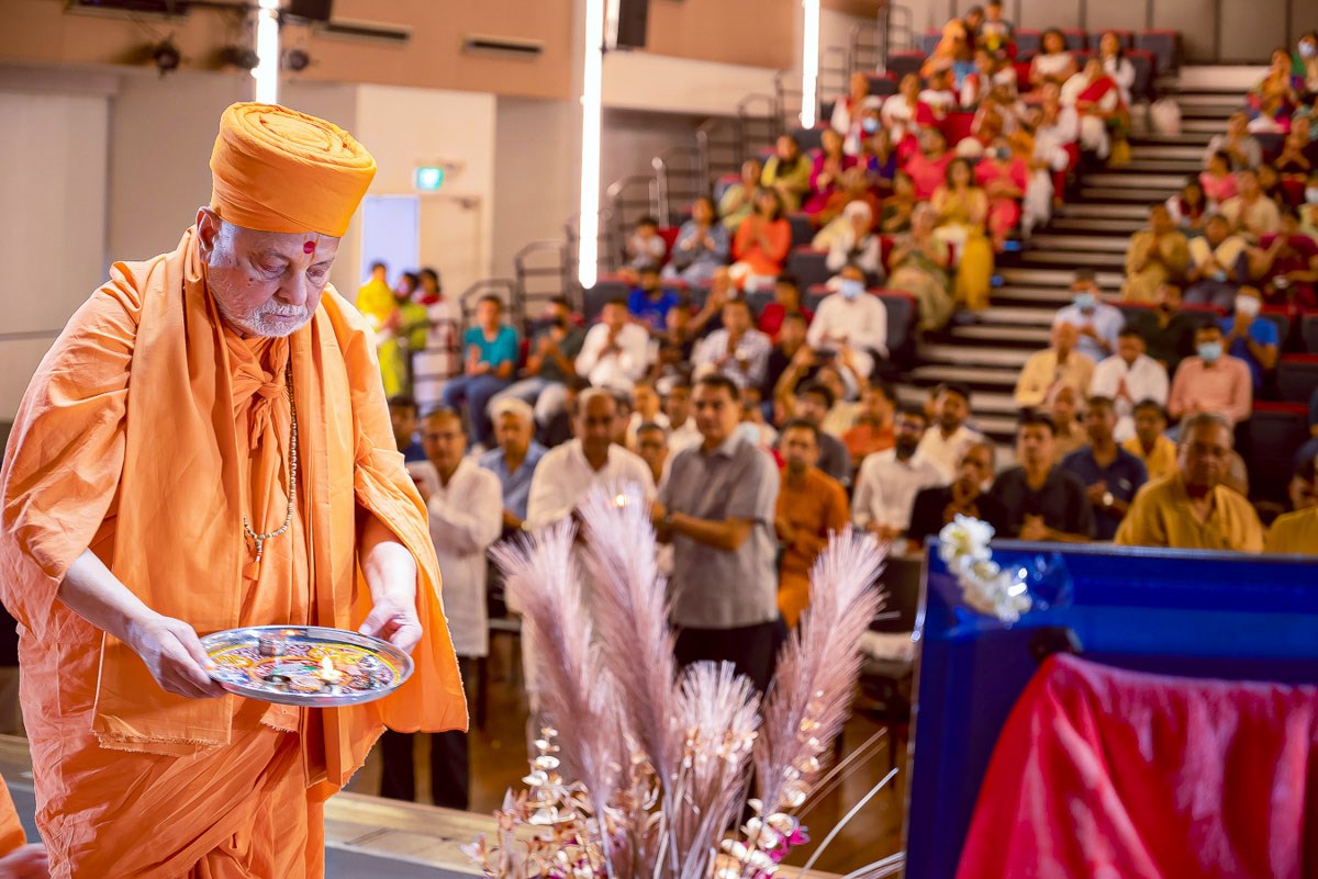 Pujya Ishwarcharan Swami performs the arti