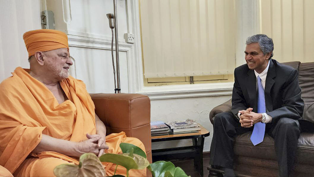 His Excellency Shri P. Kumaran, High Commissioner of India, welcomes Pujya Ishwarcharan Swami
