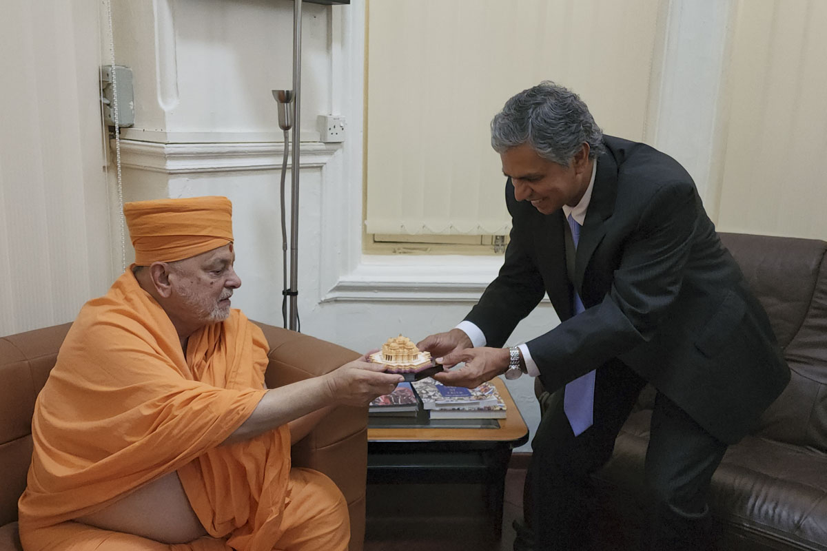 Pujya Ishwarcharan Swami presents a memento to Shri P. Kumaran 
