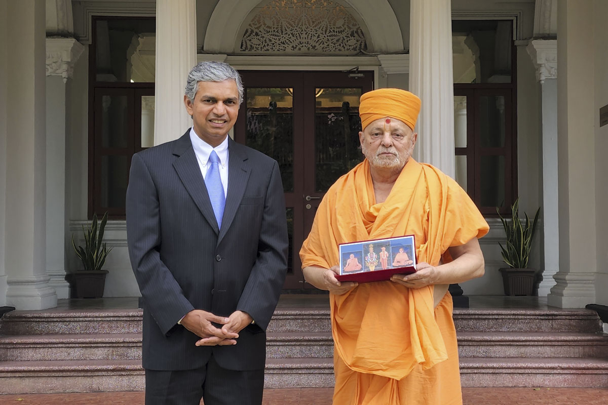 Pujya Ishwarcharan Swami and Shri P. Kumaran with Thakorji