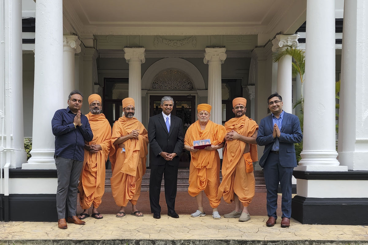 Shri P. Kumaran with Pujya Ishwarcharan Swami and BAPS delegation