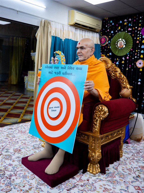 Swamishri displays a message