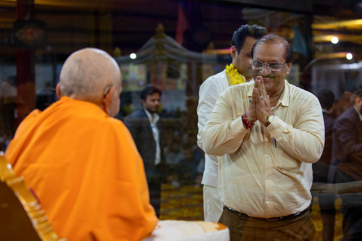 A well-wisher doing samip darshan of Swamishri
