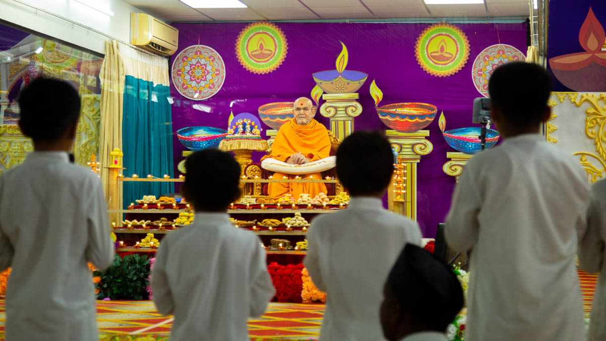 Children in conversation with Swamishri