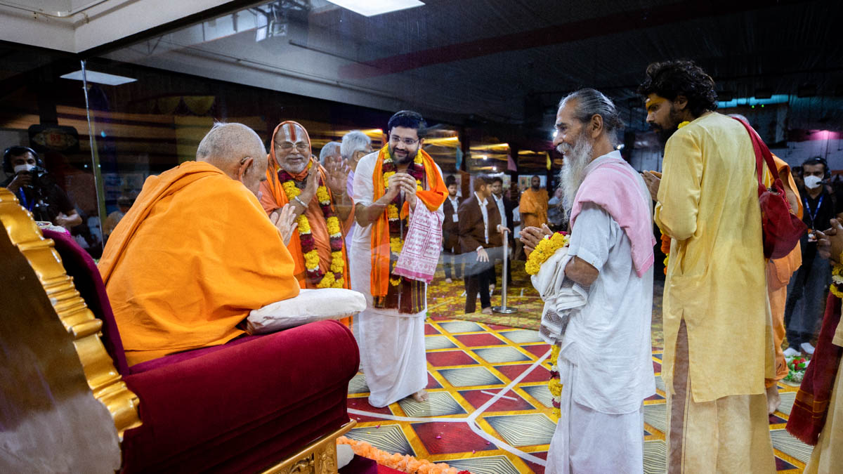 Swamishri greets invited mahatmas