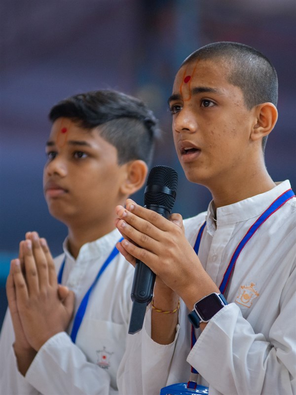 Children recite scriptural passages in Swamishri's puja 