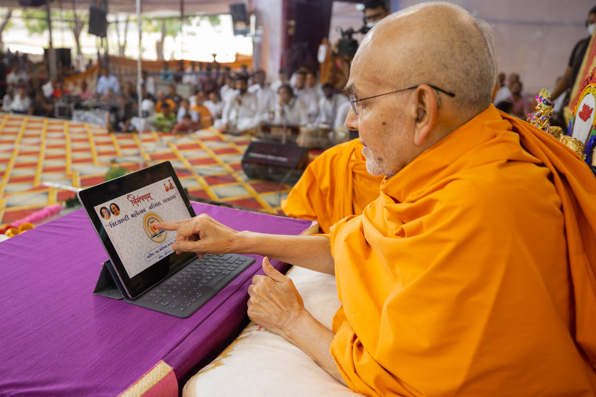 Swamishri sanctifies an invitation